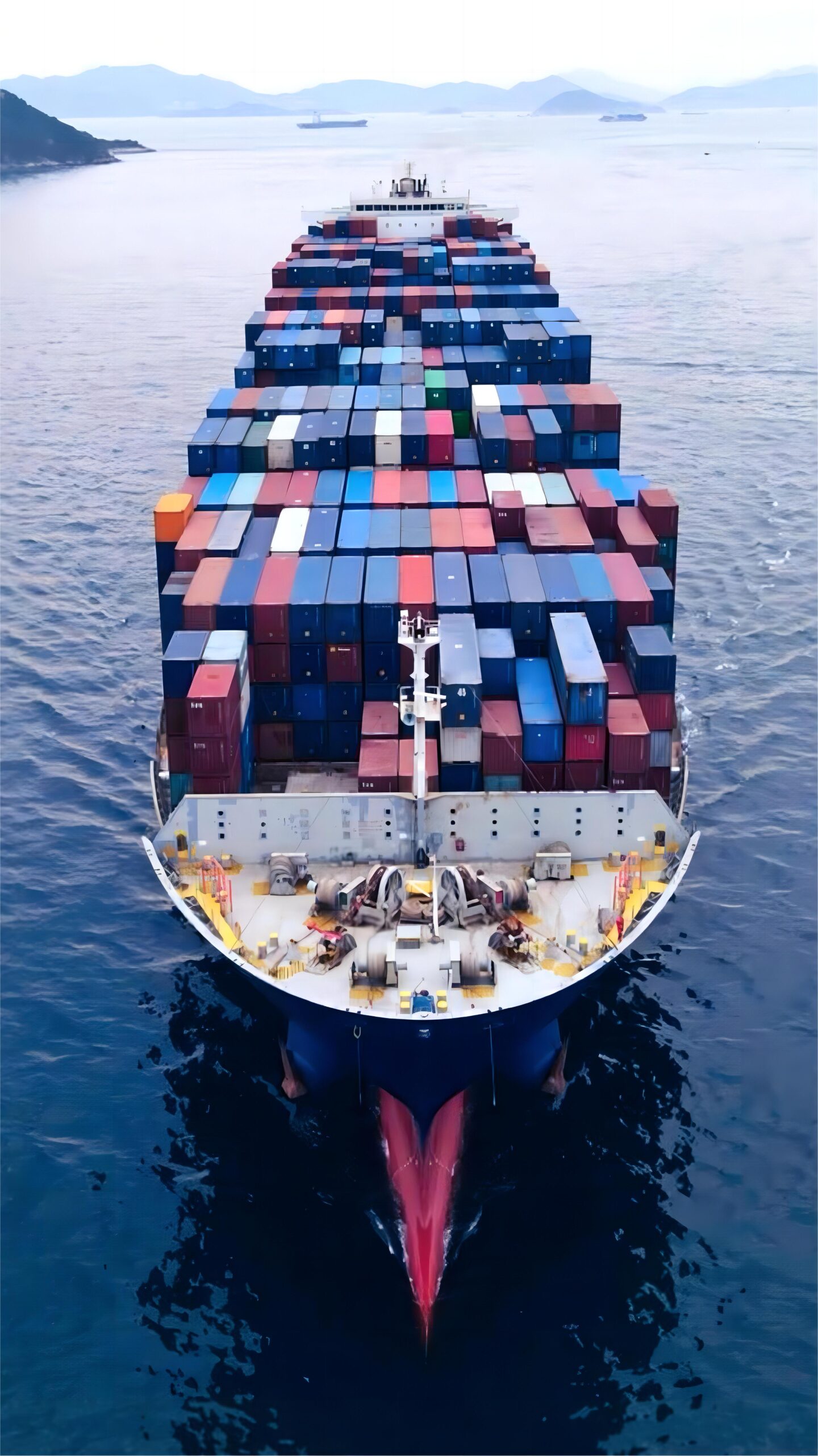 20GP FCL shipping containers at a busy port in China